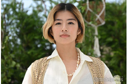 佐久間由衣、金髪合わせのワントーンコーデで美脚輝く 「砂漠で1人でキャンプ」モロッコでの経験明かす【ラルフ ローレン ザ ハンプトンズ ガーデン】