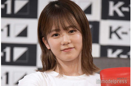 川口葵、ミニ丈から色白美脚スラリ “雨の日”私服ショットに反響「抜群スタイル」「脚長い」
