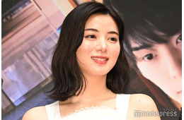 池田エライザ、スタイル際立つ白ワンピ姿で登場 高校生役は「ほぼすっぴん」【リライト】