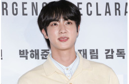 BTSジン、USJ降臨オフショットに反響「自撮りが反則級のかっこよさ」「スタイル良すぎ」