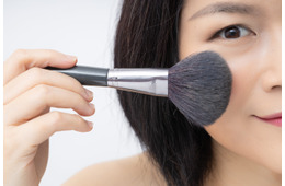 まさか使ってないよね!? 周囲から「お育ちの悪い女性」認定されてしまうコスメの特徴は