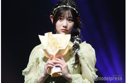 「今日好き」秋山みづき、花束贈るファンサで会場沸かす【GAKUSEI RUNWAY 2025 SUMMER】