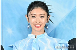 山田優、引き締まった美腹筋チラリ 私服ショットに「憧れのスタイル」「絵になる」と反響