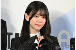櫻坂46、桜散るクールな黒スーツで登場 8人で“特別なポーズ”披露もMCからツッコミ【ASEA 2025 レッドカーペット】