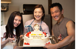 鈴木京香、誕生日サプライズに笑顔 家族役の内野聖陽＆吉川愛が祝福【PJ ～航空救難団～】