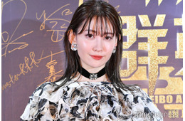 小嶋陽菜、ミニワンピから美脚スラリ「可愛すぎる」「女神」と反響
