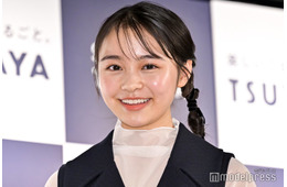 林芽亜里、ミニ丈から色白美脚スラリ「スタイル良すぎ」「オシャレ」