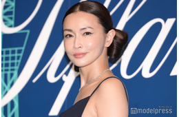 長谷川京子、圧巻の美脚際立つミニ丈私服ショット「腰の位置高い」「骨格から違う」の声