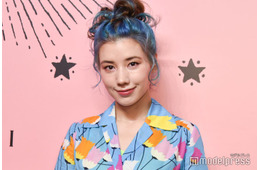 仲里依紗、ミニ丈から美脚スラリ 雰囲気一変の「プラダ」コーデが話題「新鮮」「さすがのスタイル」