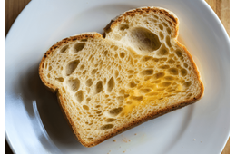 【海外で…】朝食に”パン”を食べようとすると…次の瞬間、現地の人が”日本の食材”を塗ってきて「オーマイガー」
