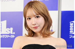 三上悠亜、美脚輝く白ワンピ姿「天使降臨」「透明感がハンパない」の声