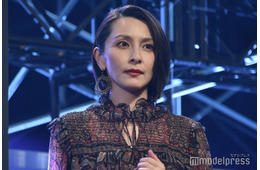奥菜恵「職業体験も兼ねて」長女を現場に同行 後ろ姿公開に「スタイル抜群」「将来が楽しみ」の声