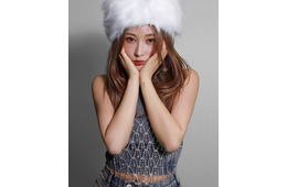 てんちむ、オフショルで美肩チラリ 手編みアクセサリー身につけた私服姿に反響「スタイル良い」「めちゃくちゃオシャレ」