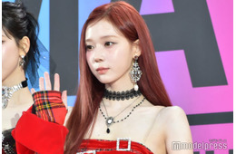 aespaウィンター、ベアトップドレスで圧巻スタイル堂々披露「美しすぎて息を呑む」「驚異の脚の長さ」の声