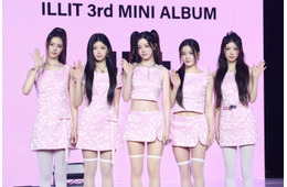 ILLIT、最新曲は“猫の伸びダンス”に注目 魔法少女コンセプトで伝えたいメッセージとは【「‘bomb’」メディアショーケース】
