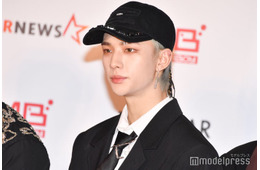 Stray Kidsヒョンジン、黒髪ロング・金髪坊主…懐かしヘアを一挙公開「どのスタイルもハマる」「頭の形が綺麗」の声