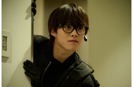 なにわ男子・大橋和也、全身黒ずくめ衣装で潜入「リベンジ・スパイ」場面写真初解禁 共演者第2弾も発表