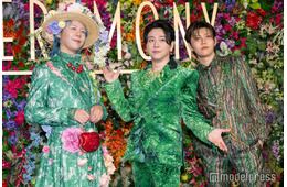ミセス、植物モチーフ衣装で主催イベントに華やか登場 藤澤涼架はロングドレス＆赤リンゴのバッグ【Mrs. GREEN APPLE presents「CEREMONY」】