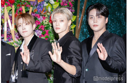 ATEEZ、グリーンカーペットに全員黒スーツで圧巻オーラ ファンの歓声にも応える【Mrs. GREEN APPLE presents「CEREMONY」】