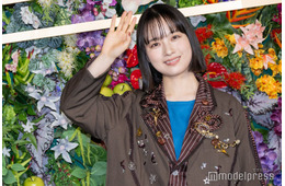 シンガー・TOMOO、個性派ジャケットスタイルで唯一無二の存在感 ミセス主催イベント出演【Mrs. GREEN APPLE presents「CEREMONY」】