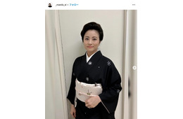 前田愛、次男・中村長三郎撮影のオフショット公開 肌見せノースリーブ姿に「とってもお綺麗」「髪色がお洒落」の声