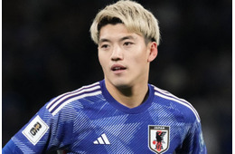 堂安律選手、挙式報告 美人妻との密着ショットに「絵になる」「幸せ溢れてる」の声
