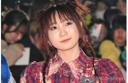 幾田りら、ミニ丈✕透けタイツで美脚際立つ ロンドン満喫コーデに「可愛すぎる」の声
