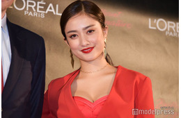 谷まりあ、美脚輝くゴルフウェア姿「眩しい」「オシャレな着こなし」の声
