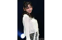 FRUITS ZIPPER櫻井優衣、カール前髪で抜け感 ウエスタンブーツ合わせがおしゃれ【オキコレ2025】