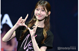 AKB48千葉恵里、圧巻の色白美脚際立つミニスカ姿でランウェイ【オキコレ2025】
