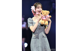 あらた唯、美脚際立つミニワンピ姿披露【オキコレ2025】