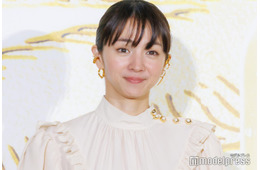 満島ひかり、色白美脚のぞく衣装姿「抜群スタイル」「絵になる」の声
