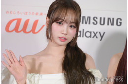LE SSERAFIMチェウォン、美デコルテ際立つオフショル姿公開「見惚れる美しさ」「お人形さんみたい」と反響