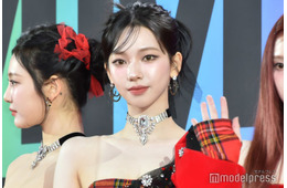 aespaカリナ、“超ミニ”丈から圧巻の脚線美披露「脚の長さが異次元」「骨格レベチ」と反響