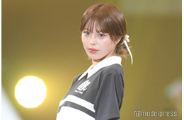 おさき、大胆に開いた変形水着で美ボディ披露「スタイル良すぎ」「着こなせるのがすごい」