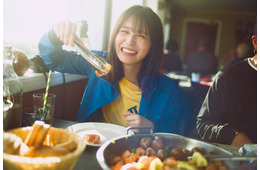 長濱ねる、2nd写真集先行カット第8弾解禁 料理を前に幸せそうな笑顔