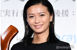 榮倉奈々、美背中見せドレス姿に視線集中「さすがのスタイル」「ヘルシーな色気」