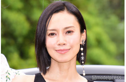 中谷美紀、オーストリア自宅庭でさくらんぼ摘み「まるでメルヘンの世界」「素敵なお庭」と反響