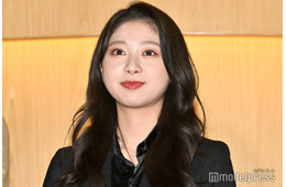 日向坂46富田鈴花、ミニワンピから美脚スラリ 写真集オフショに「スタイル抜群」「絵になる」の声