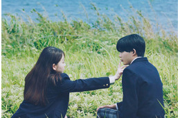 山田杏奈、なにわ男子・長尾謙杜と接近 映画「恋に至る病」“唇に触れる”場面写真解禁