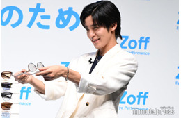 Snow Man目黒蓮、雰囲気一変コーデで登場 サングラス選びに夢中「ワクワクします」