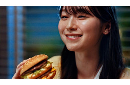 櫻坂46守屋麗奈「マクドナルド」新CM出演で“ビッグスマイル” 1980年代の人気アニメも登場
