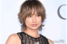 佐田真由美、ミニワンピから美脚スラリ 母顔出しの2ショットにも注目集まる「美人親子」「スタイル抜群」