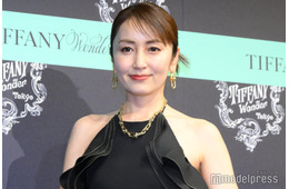 矢田亜希子、ほっそり二の腕際立つノースリーブ姿「綺麗」「いつ見ても美人」の声