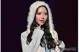 YouTuberコノリリ・コノミ、チューブトップ×“超ミニ”姿披露「美脚すぎる」「引き締まっててかっこいい」