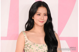 BLACKPINKジス、ミニ丈から圧巻美脚披露「異次元スタイル」「ゴージャス」の声