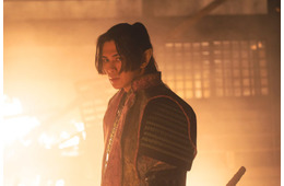 吉沢亮、堤真一に膝枕・眞栄田郷敦は炎の中で苦悩の表情 映画「バババ」独占場面写真解禁