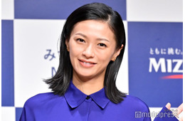 榮倉奈々、へそ出しシャツコーデ披露「綺麗」「さすがのスタイル」と反響
