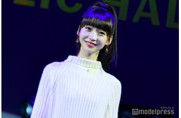 第1子妊娠中の元NGT48荻野由佳、ノースリーブ赤ワンピでふっくらお腹際立つ「大きくなってる」「綺麗」