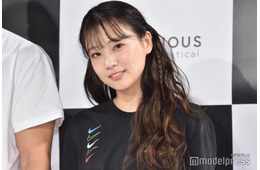 重盛さと美、ショート丈私服で素肌見せ 愛犬との散歩ショットに「癒やされる」「くびれが綺麗」の声
